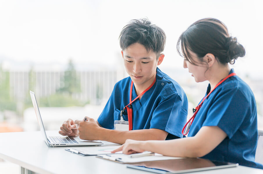 看護師が打ち合わせする様子